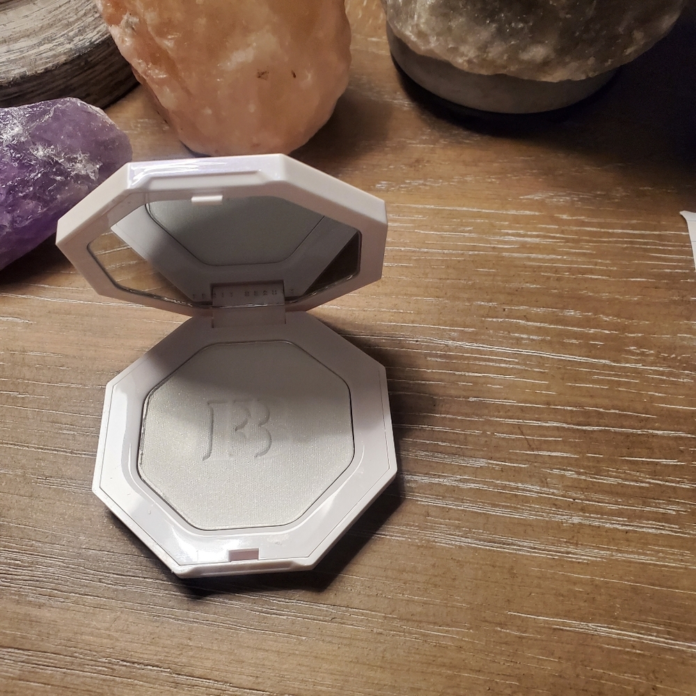 Fenty beauty highlighter